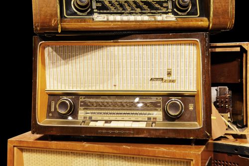 an orange and brown old radio, stereo 3192
