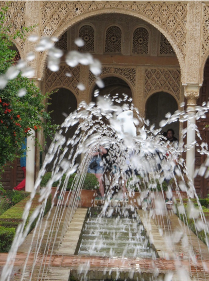 Photo of a fountain in front of a palace