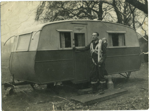 Photograph of Agate with his caravan