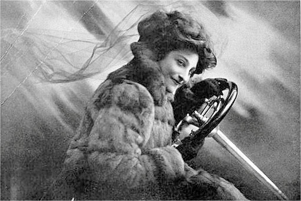 Black and white photo of Dorothy Levitt