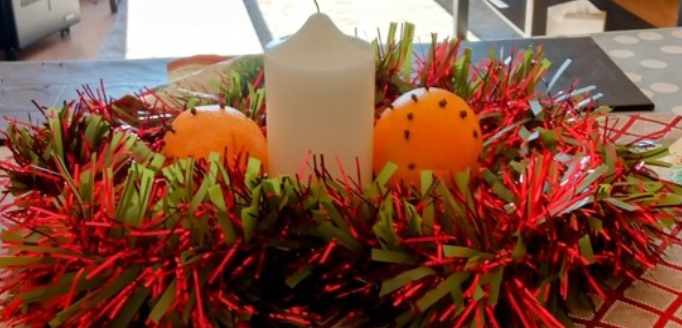 Photo of a Christmas wreath and candle