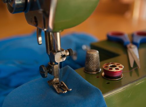 Sewing machine and blue cloth