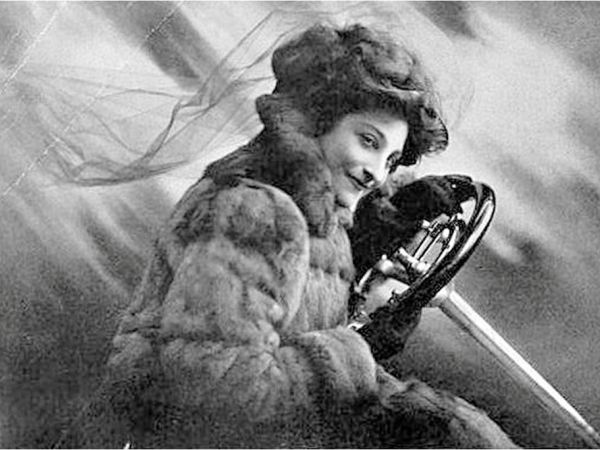 Black and white photo of Dorothy Levitt